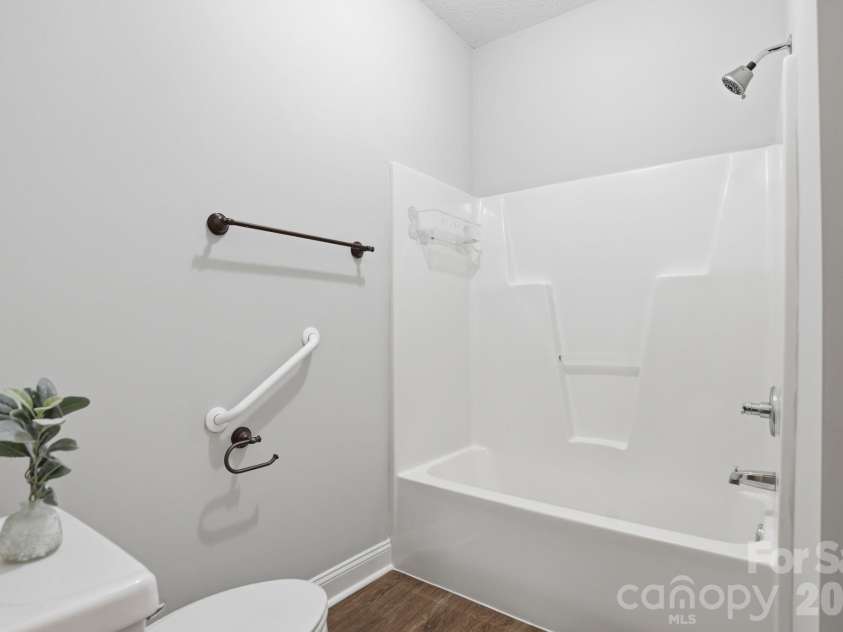 3900 Azalea Trail, Denver, NC 28037.  MLS# CAR4353050, YatesRealty ID 8855. Large Primary Bath