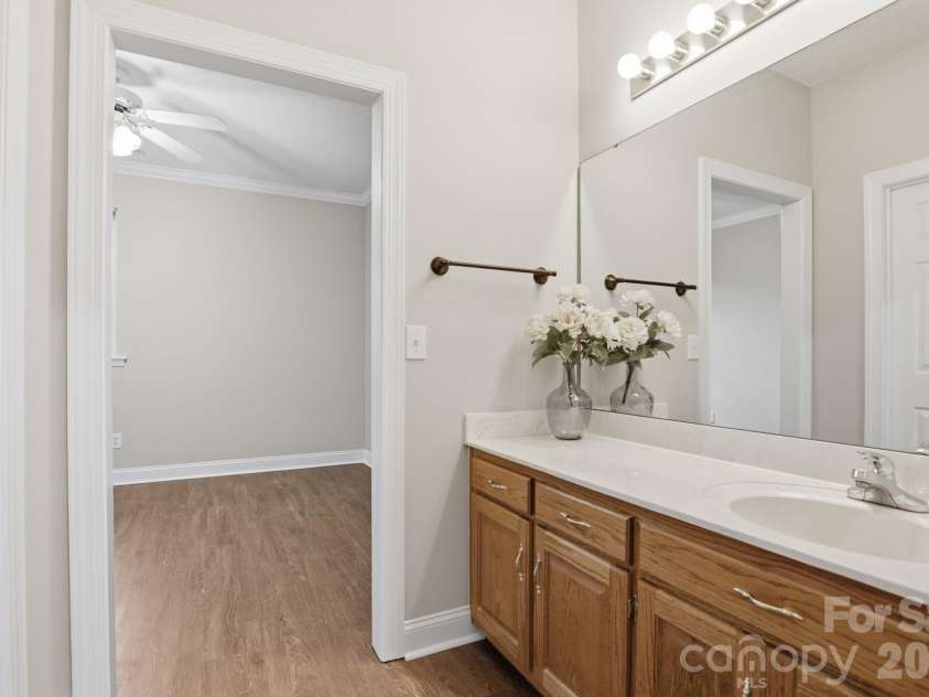 3900 Azalea Trail, Denver, NC 28037.  MLS# CAR4353050, YatesRealty ID 8855. Large Primary Bath