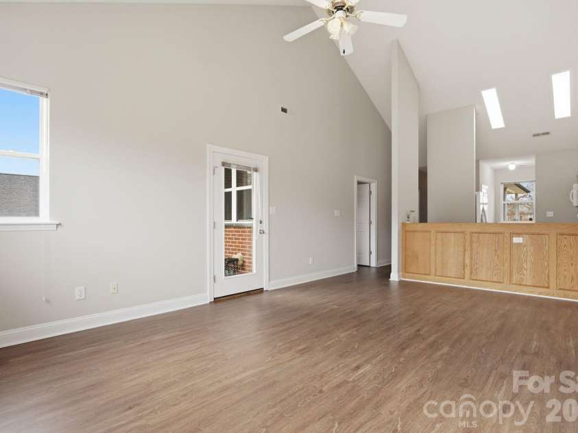 3900 Azalea Trail, Denver, NC 28037.  MLS# CAR4353050, YatesRealty ID 8855. Vaulted Ceiling Living Room, Skylights in Kitchen
