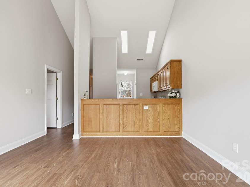 3900 Azalea Trail, Denver, NC 28037.  MLS# CAR4353050, YatesRealty ID 8855. Vaulted Ceiling Living Room, Skylights in Kitchen