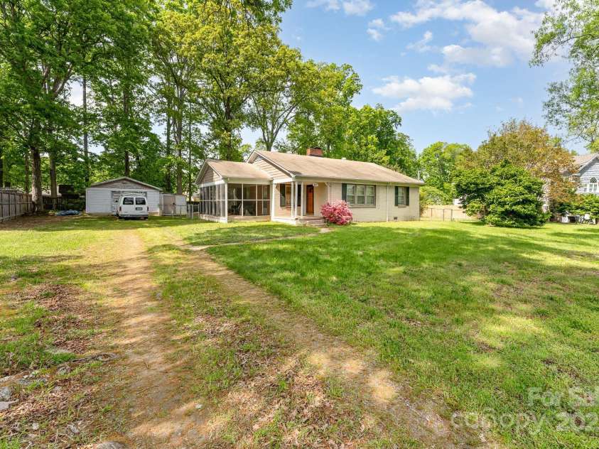 627 Gray Drive, Charlotte, NC 28213.  MLS# CAR4247257, YatesRealty ID 8855. 