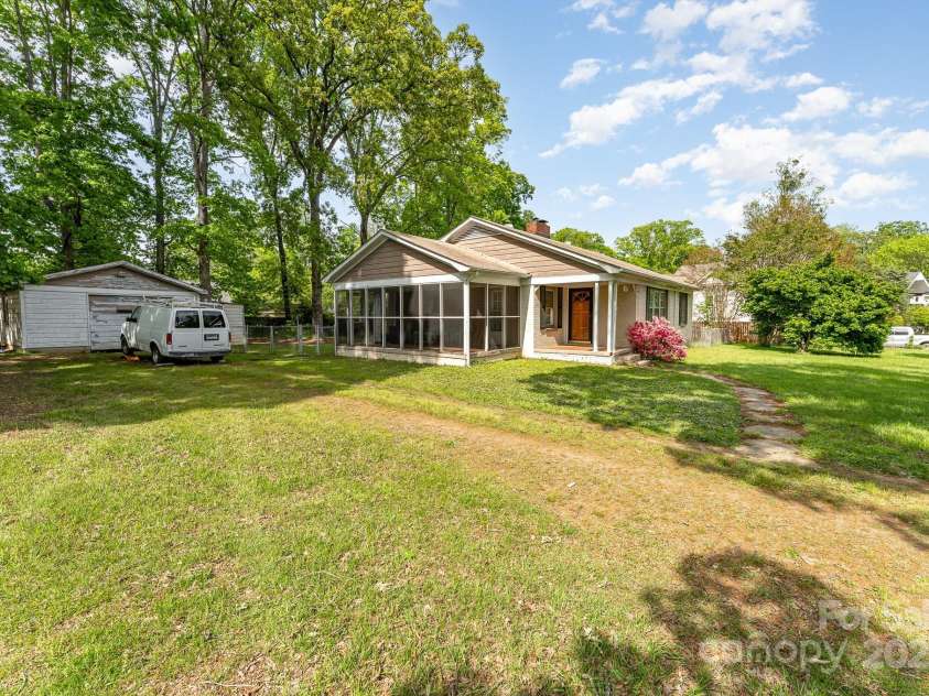 627 Gray Drive, Charlotte, NC 28213.  MLS# CAR4247257, YatesRealty ID 8855. 