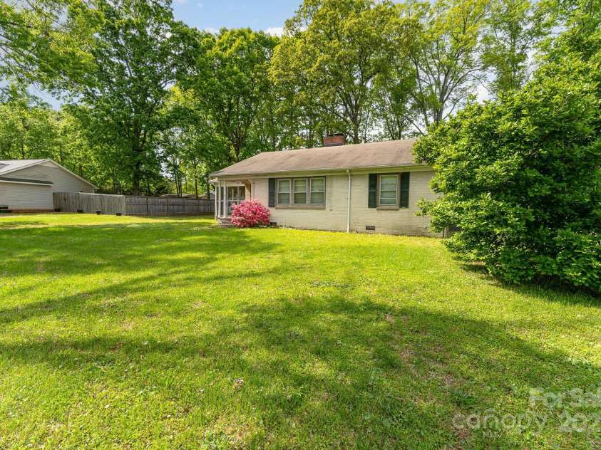 627 Gray Drive, Charlotte, NC 28213.  MLS# CAR4247257, YatesRealty ID 8855. 