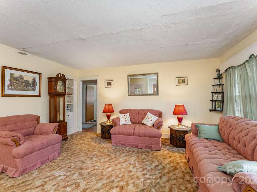 627 Gray Drive, Charlotte, NC 28213.  MLS# CAR4247257, YatesRealty ID 8855. 