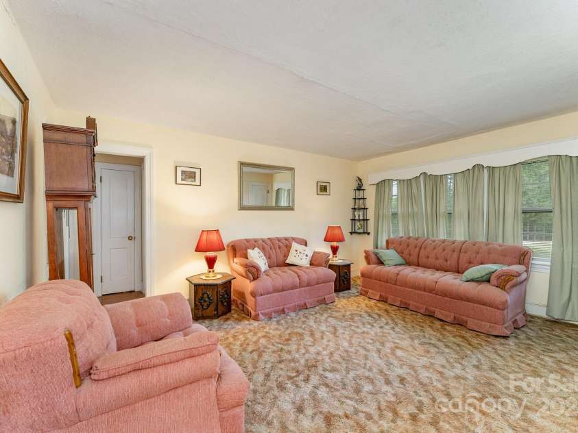 627 Gray Drive, Charlotte, NC 28213.  MLS# CAR4247257, YatesRealty ID 8855. 