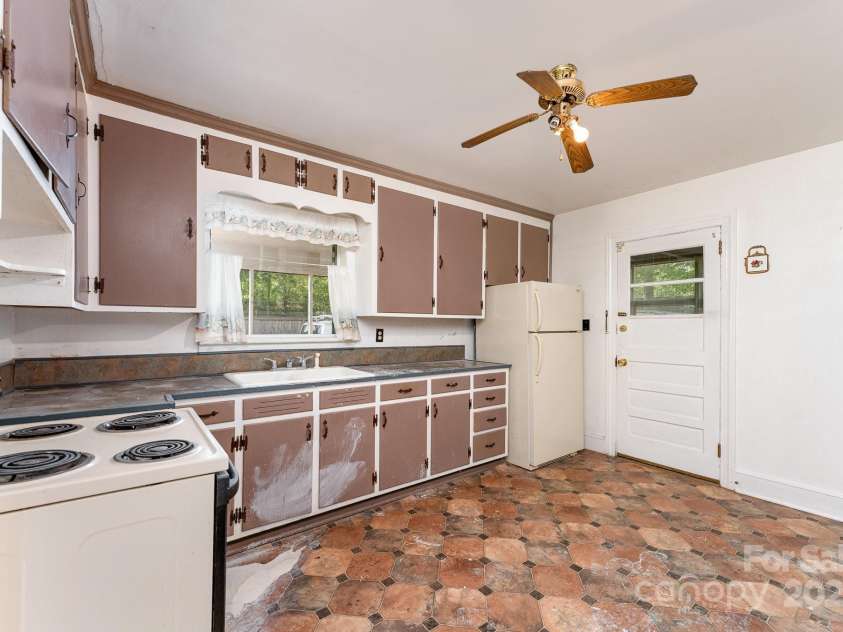 627 Gray Drive, Charlotte, NC 28213.  MLS# CAR4247257, YatesRealty ID 8855. 