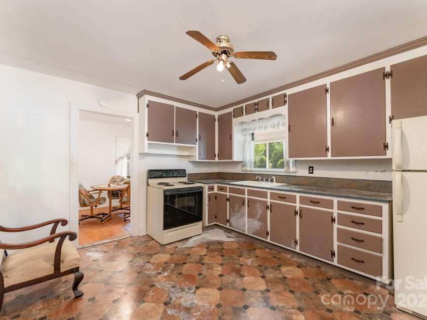 627 Gray Drive, Charlotte, NC 28213.  MLS# CAR4247257, YatesRealty ID 8855. 