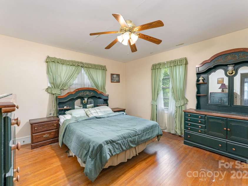 627 Gray Drive, Charlotte, NC 28213.  MLS# CAR4247257, YatesRealty ID 8855. 