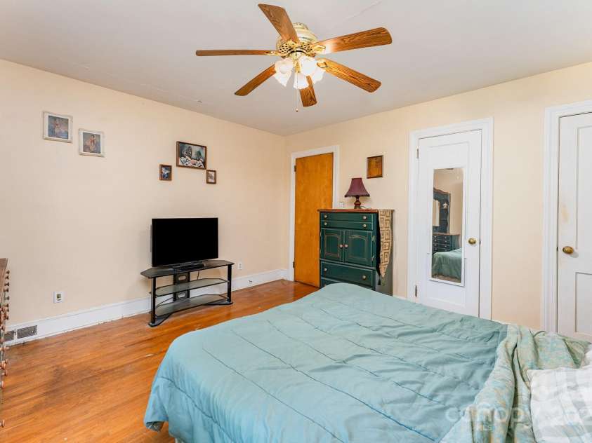 627 Gray Drive, Charlotte, NC 28213.  MLS# CAR4247257, YatesRealty ID 8855. 