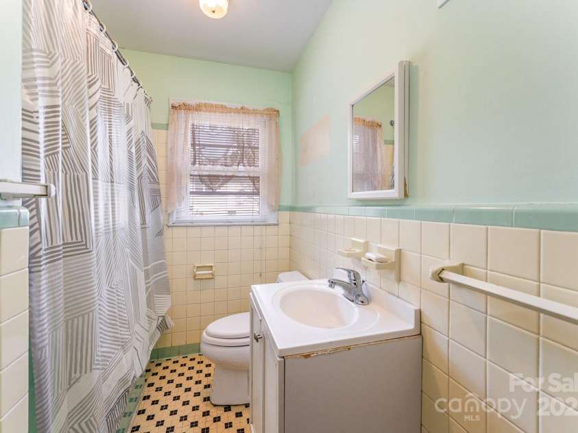 627 Gray Drive, Charlotte, NC 28213.  MLS# CAR4247257, YatesRealty ID 8855. 