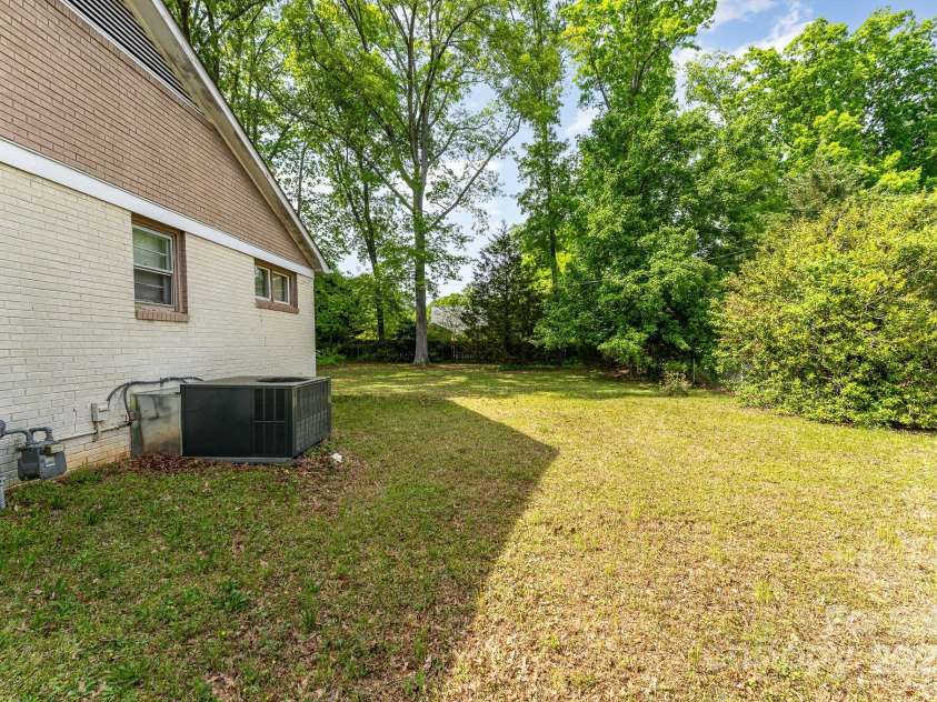 627 Gray Drive, Charlotte, NC 28213.  MLS# CAR4247257, YatesRealty ID 8855. 