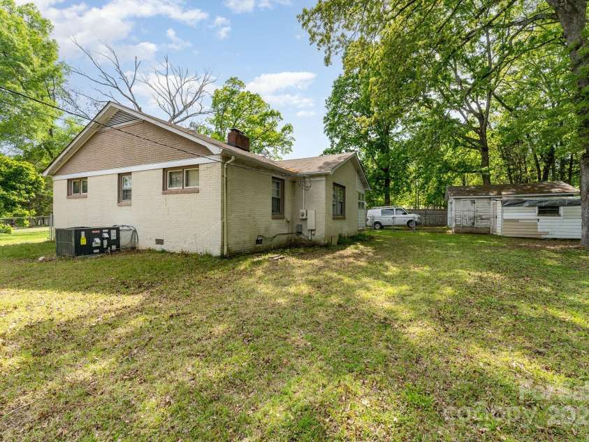 627 Gray Drive, Charlotte, NC 28213.  MLS# CAR4247257, YatesRealty ID 8855. 