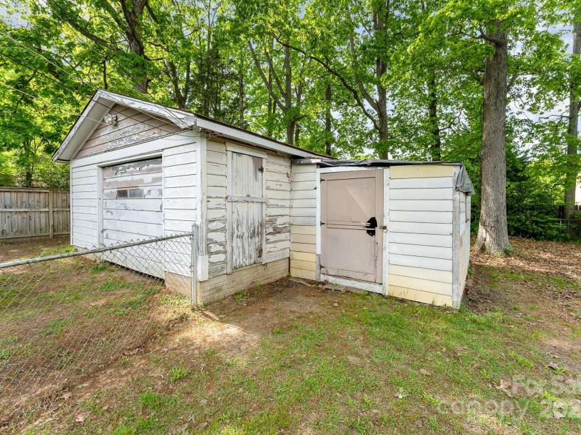 627 Gray Drive, Charlotte, NC 28213.  MLS# CAR4247257, YatesRealty ID 8855. 