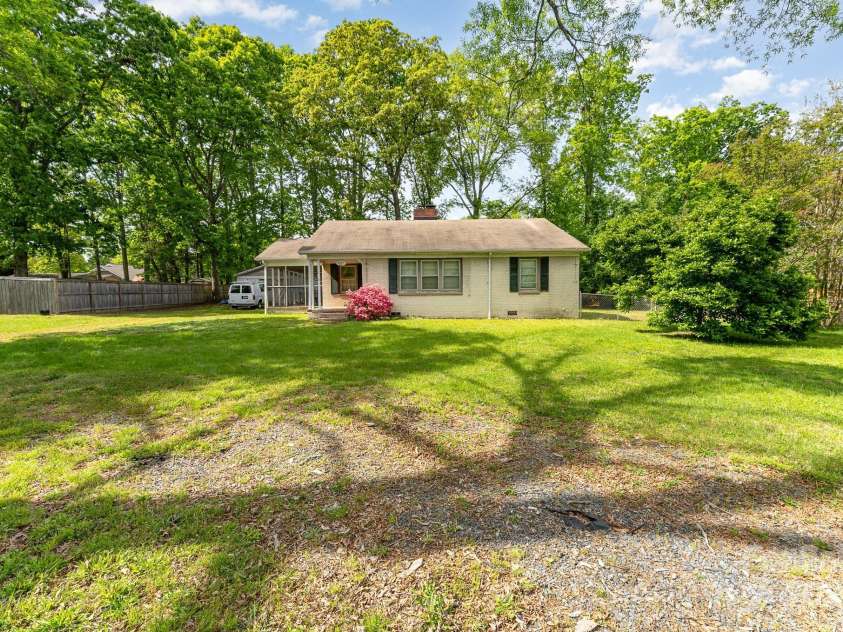 627 Gray Drive, Charlotte, NC 28213.  MLS# CAR4247257, YatesRealty ID 8855. 