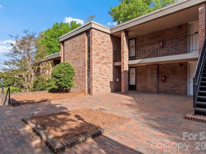 1739 Hawthorne Road, Winston Salem, NC 27103.  MLS# CAR4365755, YatesRealty ID 8860. 