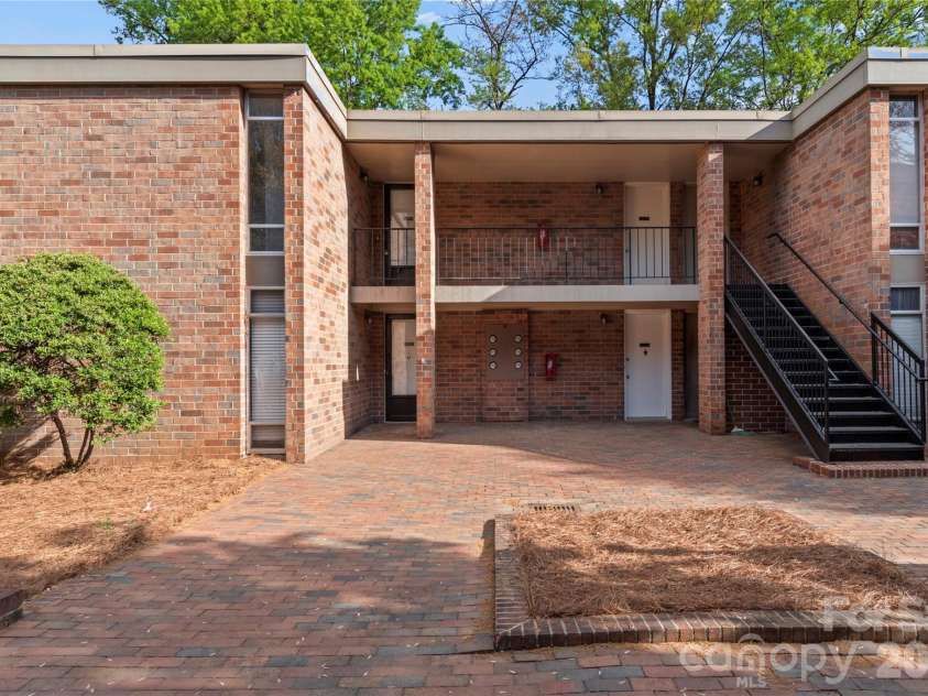 1739 Hawthorne Road, Winston Salem, NC 27103.  MLS# CAR4365755, YatesRealty ID 8860. 