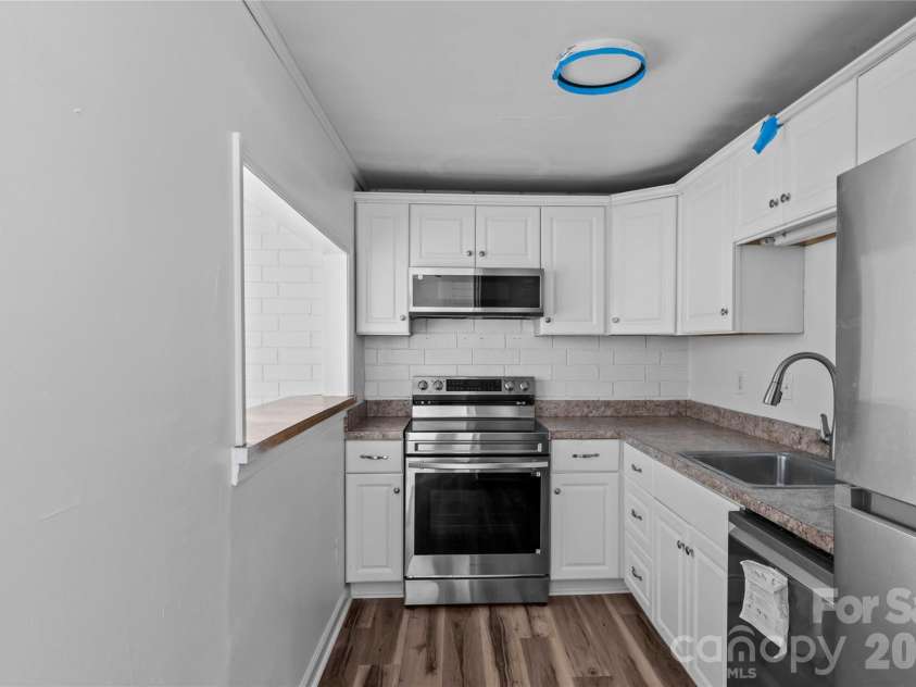 1739 Hawthorne Road, Winston Salem, NC 27103.  MLS# CAR4365755, YatesRealty ID 8860. 
