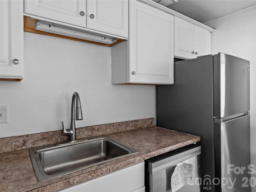 1739 Hawthorne Road, Winston Salem, NC 27103.  MLS# CAR4365755, YatesRealty ID 8860. 