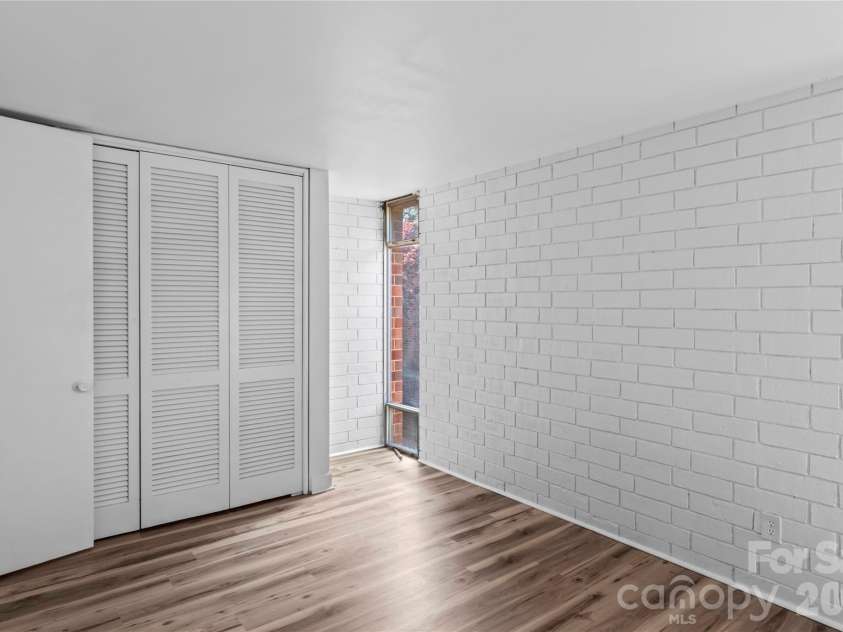 1739 Hawthorne Road, Winston Salem, NC 27103.  MLS# CAR4365755, YatesRealty ID 8860. 