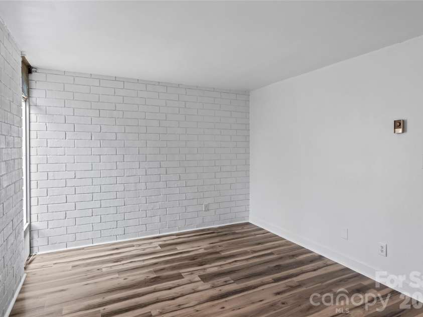 1739 Hawthorne Road, Winston Salem, NC 27103.  MLS# CAR4365755, YatesRealty ID 8860. 
