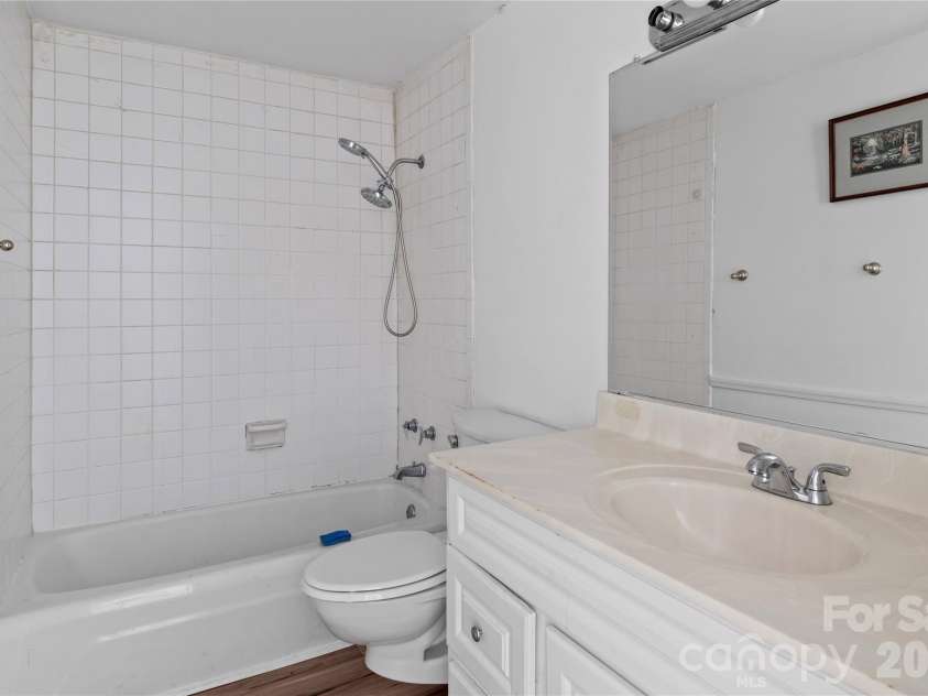 1739 Hawthorne Road, Winston Salem, NC 27103.  MLS# CAR4365755, YatesRealty ID 8860. 