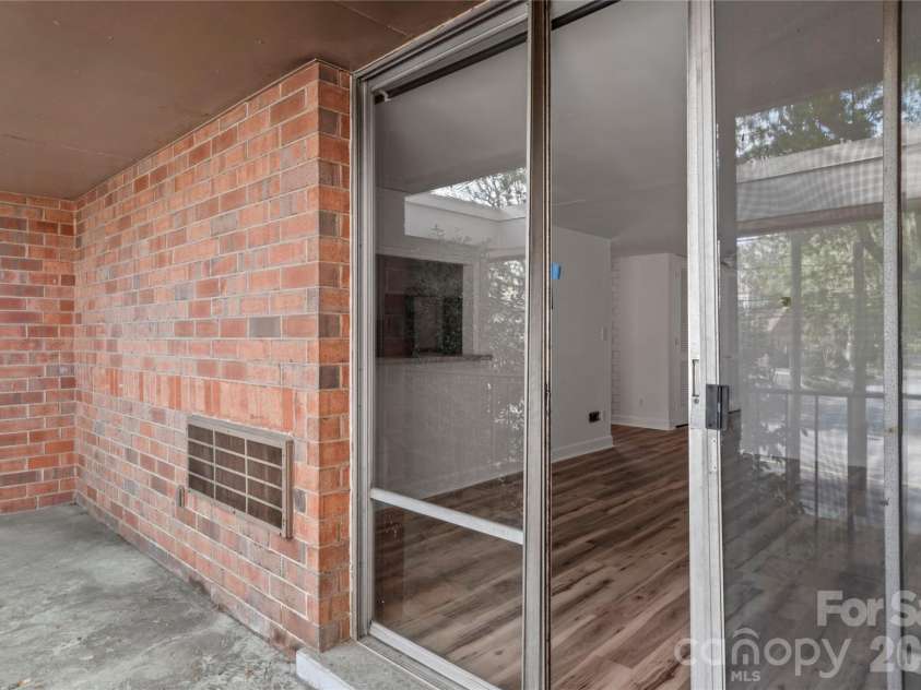 1739 Hawthorne Road, Winston Salem, NC 27103.  MLS# CAR4365755, YatesRealty ID 8860. 