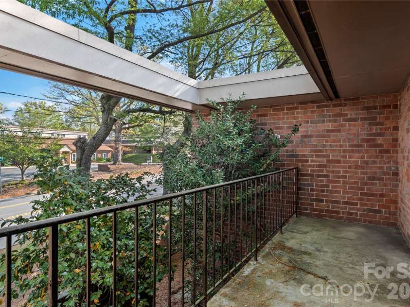 1739 Hawthorne Road, Winston Salem, NC 27103.  MLS# CAR4365755, YatesRealty ID 8860. 