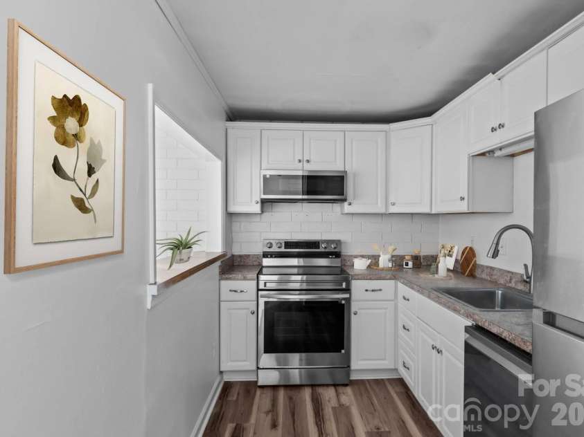 1739 Hawthorne Road, Winston Salem, NC 27103.  MLS# CAR4365755, YatesRealty ID 8860. Virtually Staged