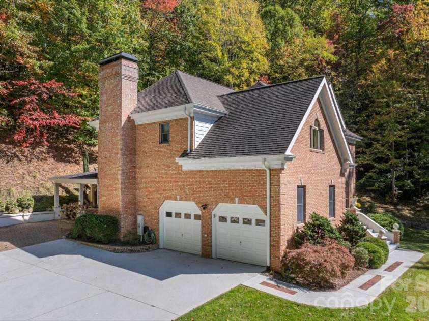 295 Laurel Ridge Drive, Waynesville, NC 28786.  MLS# CAR4312458, YatesRealty ID 8868. Large flat driveway for multiple vehicles