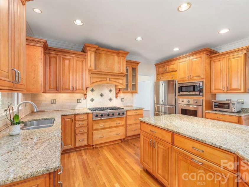 295 Laurel Ridge Drive, Waynesville, NC 28786.  MLS# CAR4312458, YatesRealty ID 8868. Six Burner Viking Range