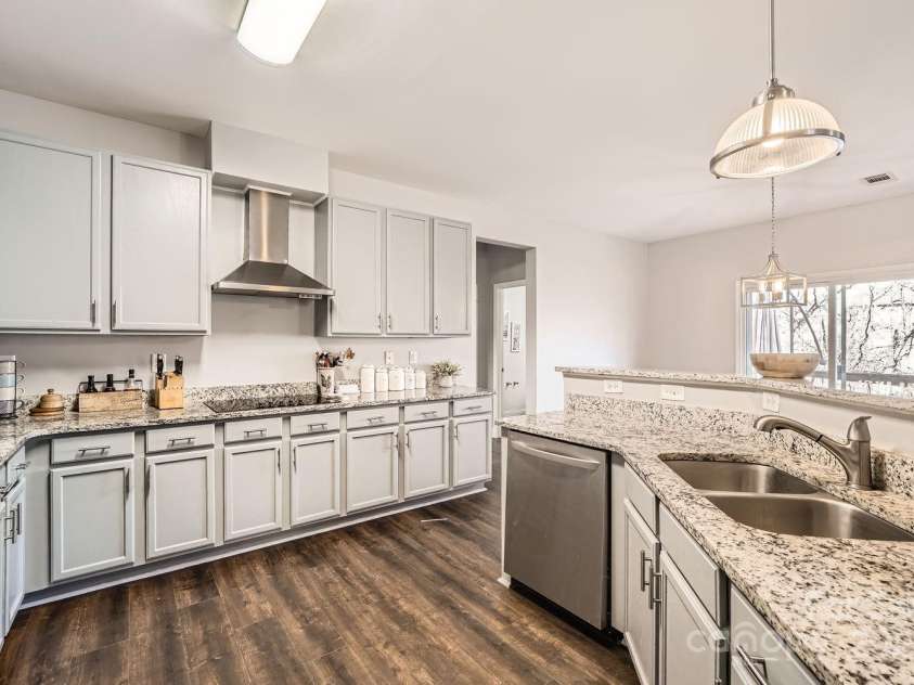 141 Silverspring Place, Mooresville, NC 28117.  MLS# CAR4218653, YatesRealty ID 8869. Beautiful Kitchen with all the conveniences!