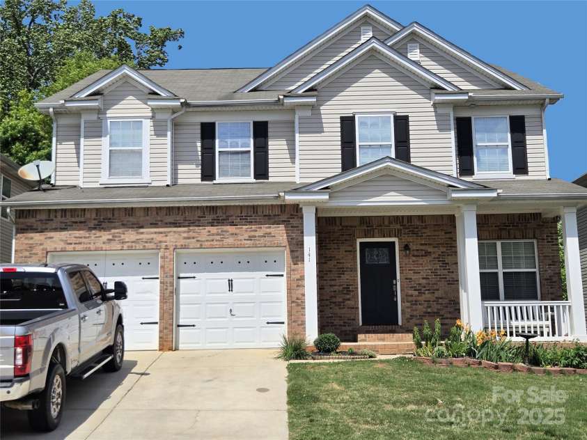 141 Silverspring Place, Mooresville, NC 28117.  MLS# CAR4218653, YatesRealty ID 8869. Exterior Front with spacious driveway!