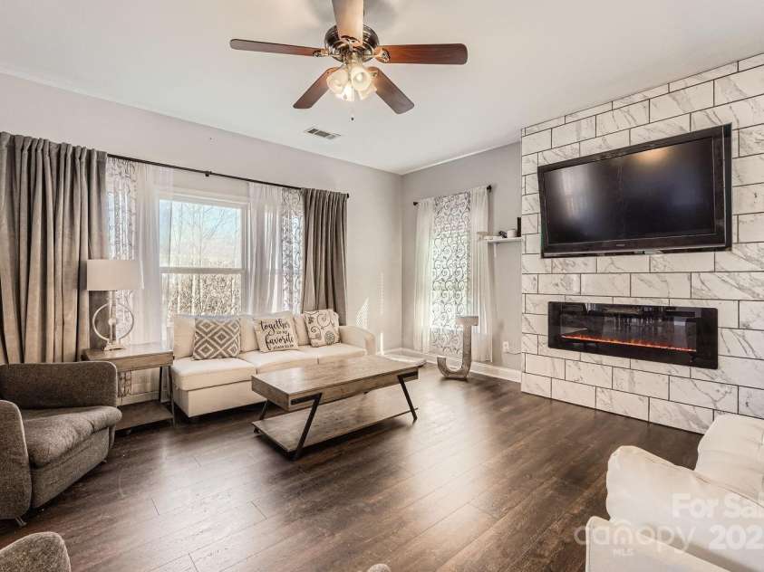 141 Silverspring Place, Mooresville, NC 28117.  MLS# CAR4218653, YatesRealty ID 8869. Great Family Room for your entertaining pleasure!