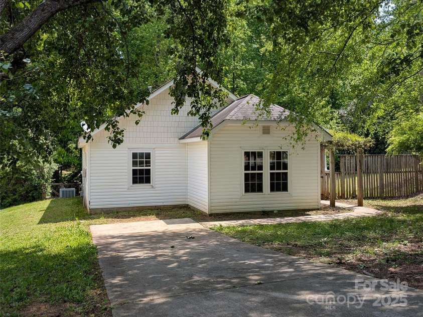 8332 Highlander Court, Charlotte, NC 28269.  MLS# CAR4247591, YatesRealty ID 8871. 