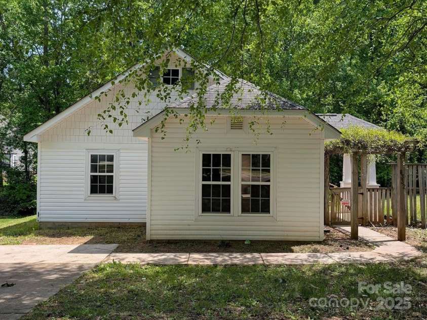 8332 Highlander Court, Charlotte, NC 28269.  MLS# CAR4247591, YatesRealty ID 8871. Welcome home!