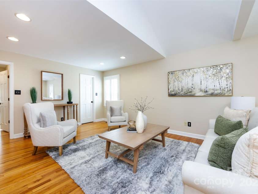 757 Concord Road, Davidson, NC 28036.  MLS# CAR4265019, YatesRealty ID 8872. Light and airy Great Room is perfect for entertaining or relaxing