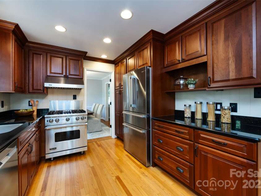 757 Concord Road, Davidson, NC 28036.  MLS# CAR4265019, YatesRealty ID 8872. Updated stainless steel appliances, including a Viking gas range