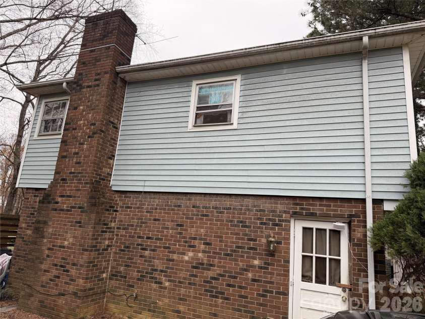 6215 Farm Pond Lane, Charlotte, NC 28212.  MLS# CAR4364438, YatesRealty ID 8873. 