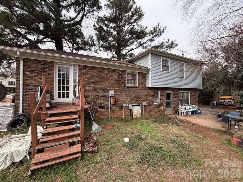 6215 Farm Pond Lane, Charlotte, NC 28212.  MLS# CAR4364438, YatesRealty ID 8873. 