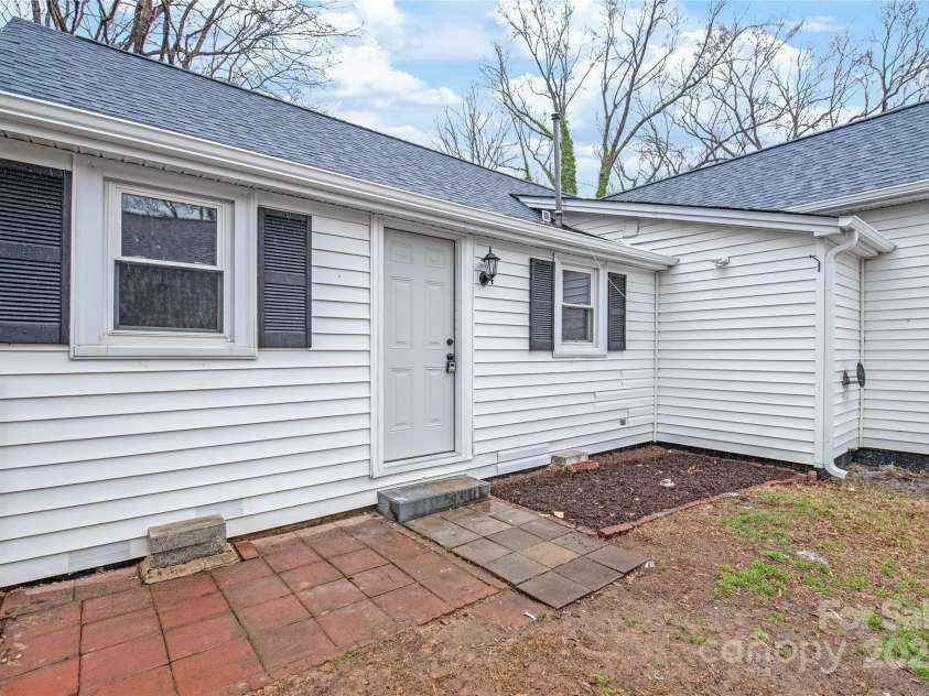 63 3rd Street, Concord, NC 28027.  MLS# CAR4220765, YatesRealty ID 8874. Side entrance