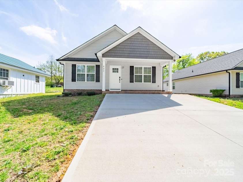 423 Pleasant Avenue, Kannapolis, NC 28081.  MLS# CAR4242825, YatesRealty ID 8876. 