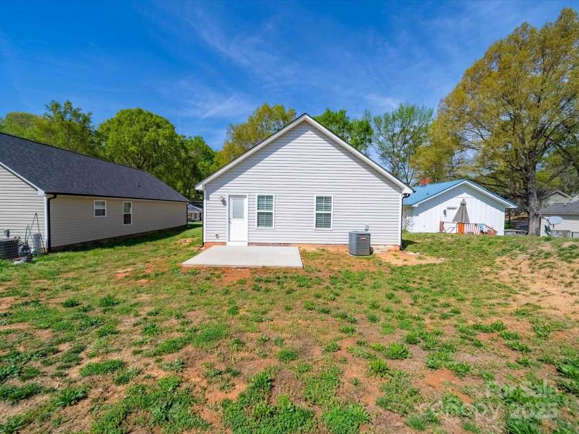 423 Pleasant Avenue, Kannapolis, NC 28081.  MLS# CAR4242825, YatesRealty ID 8876. 