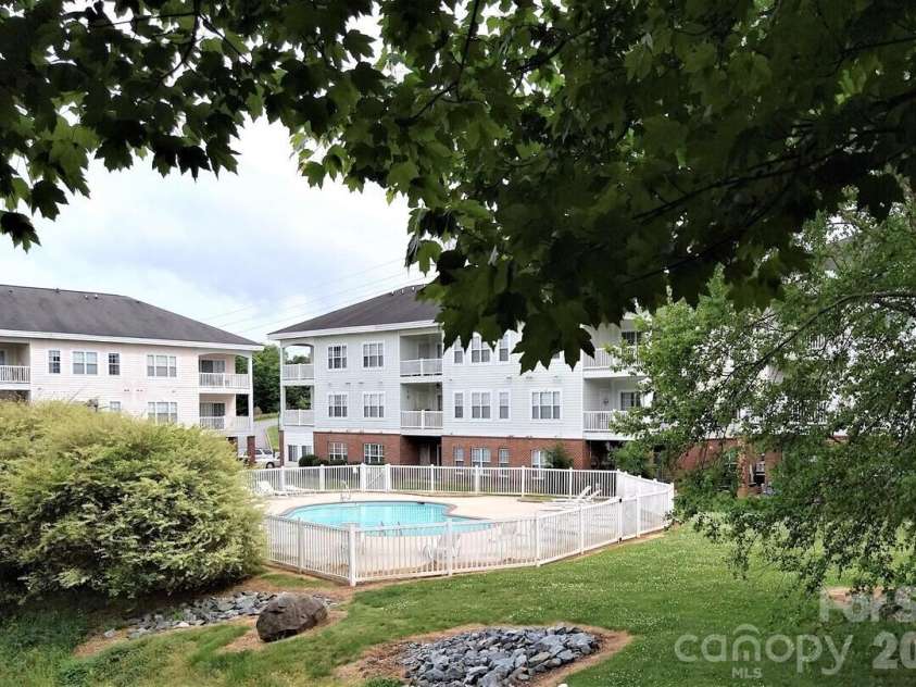 8633 Coralbell Lane, Charlotte, NC 28213.  MLS# CAR4356953, YatesRealty ID 8879. 