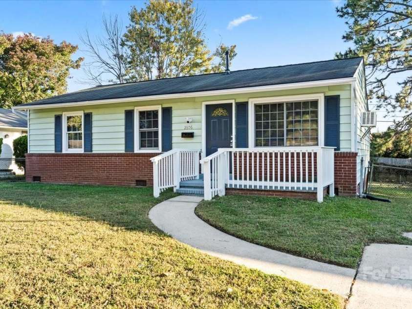 2606 Abelwood Road, Charlotte, NC 28216.  MLS# CAR4312726, YatesRealty ID 888. 