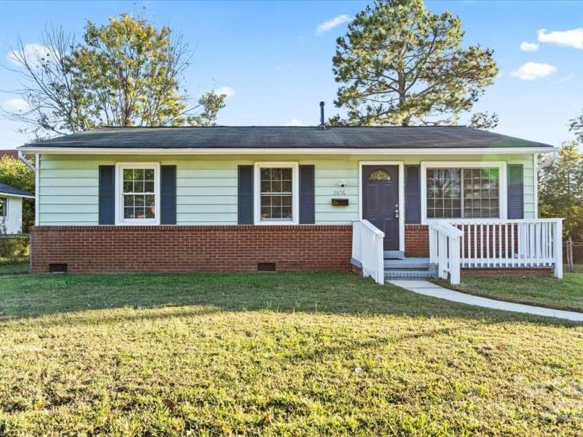 2606 Abelwood Road, Charlotte, NC 28216.  MLS# CAR4312726, YatesRealty ID 888. 