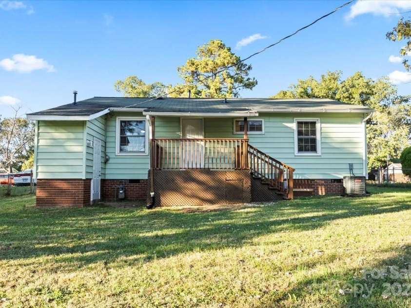 2606 Abelwood Road, Charlotte, NC 28216.  MLS# CAR4312726, YatesRealty ID 888. 