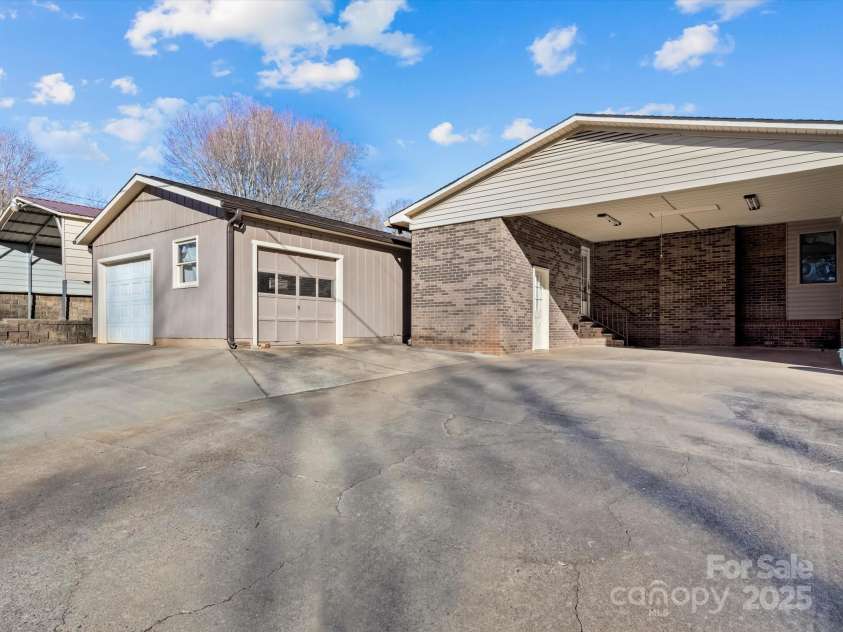 105 Victoria Drive, Statesville, NC 28625.  MLS# CAR4196550, YatesRealty ID 8880. 