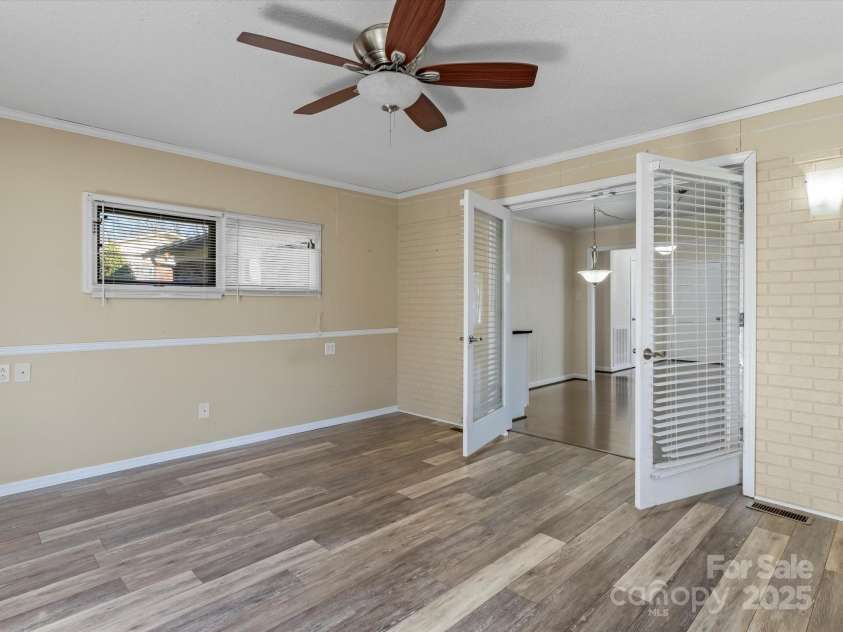 105 Victoria Drive, Statesville, NC 28625.  MLS# CAR4196550, YatesRealty ID 8880. 