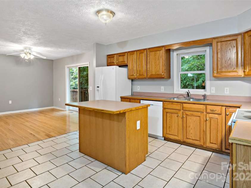 202 Cardinal Crest Lane, Asheville, NC 28805.  MLS# CAR4242453, YatesRealty ID 8881. 