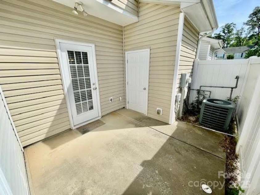 4327 Kobuk Lane, Charlotte, NC 28269.  MLS# CAR4184611, YatesRealty ID 8884. 